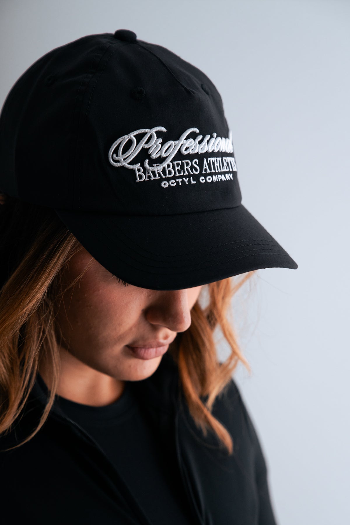 Detalle del bordado frontal 3D de la gorra Athlete Cap