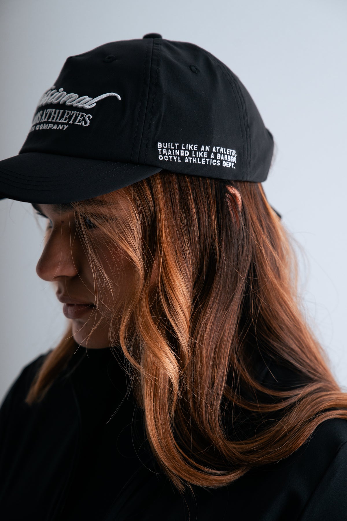 Vista lateral de la gorra Athlete Cap con bordado Built like an athlete