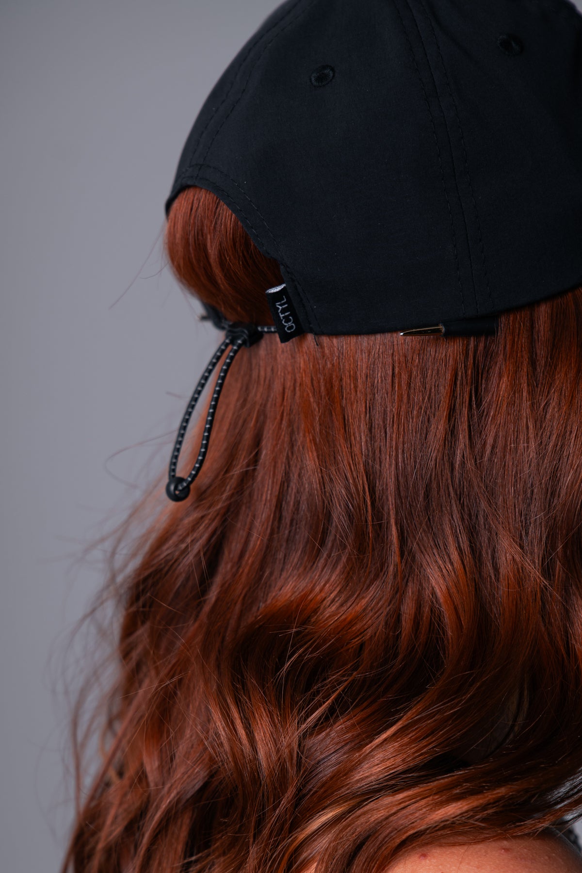 Detalle del cordón elástico con tope de la Athlete Cap